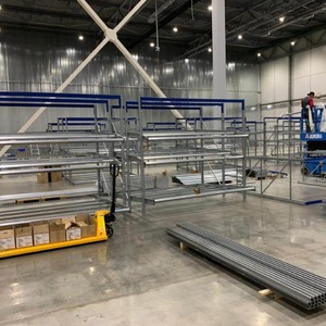 Монтаж гравитационных стеллажей